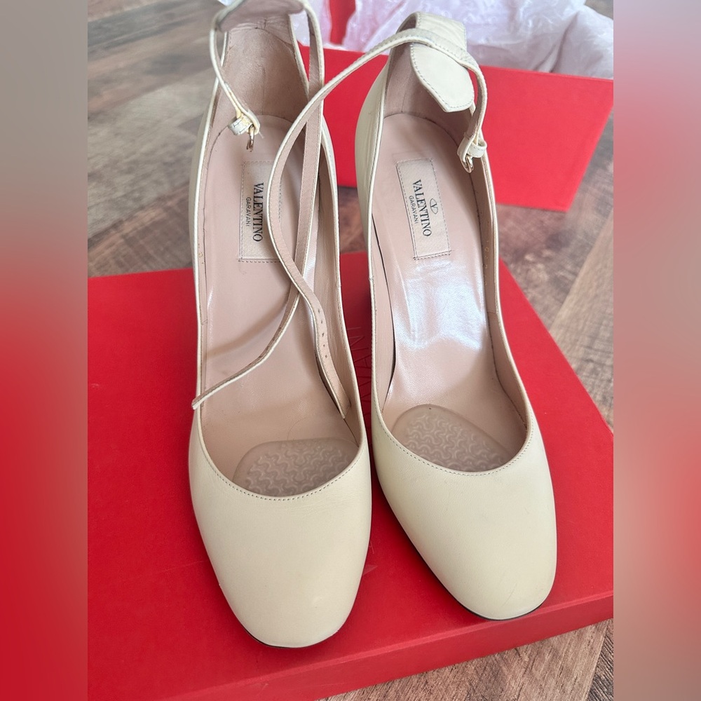 Valentino Garavani Beige Ankle Strap Heels - Picture 6 of 15
